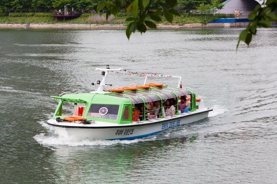 석촌호수를 누비는 제네바 유람선. 주말에도 빠르게 탑승할 수 있는 어트랙션이다. [사진 롯데월드]