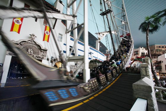 스페인 해적선. 뒷자리만 고집하지 않는다면 보다 빨리 탑승할 수 있다. [사진 롯데월드]