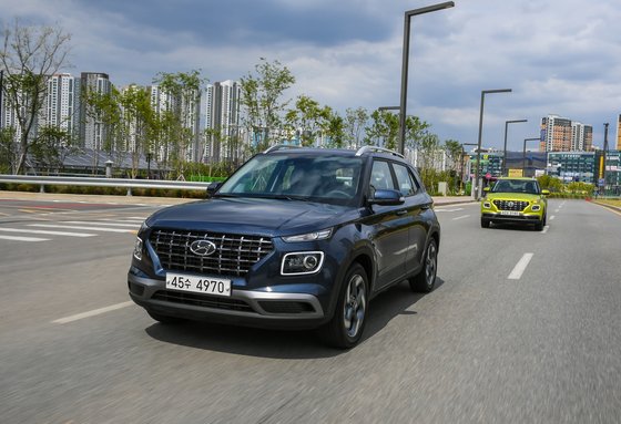 도심에서 주행 중인 현대차 베뉴. [사진 현대차]