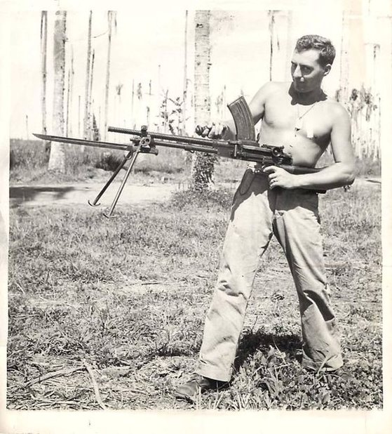 일본군으로부터 뺏은 99식 경기관총을 든 미 해병대원. 착검을 한 상태다. [사진 위키피디어]