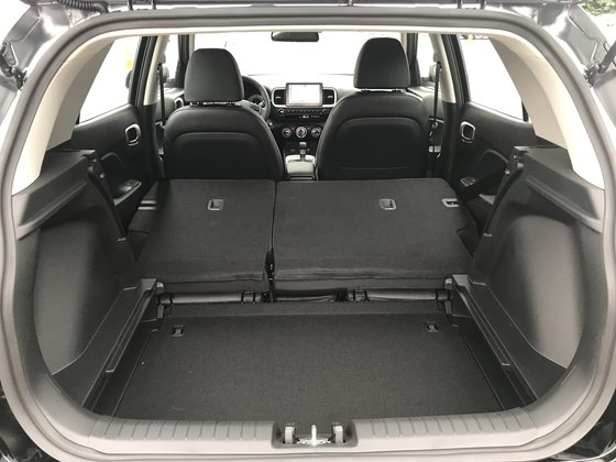 현대차 베뉴는 2열 시트를 접으면 900리터의 적재공간을 확보할 수 있다. 이천 = 문희철 기자.