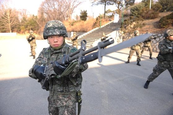 육군사관학교 신입생이 기초 군사훈련에서 총검술 훈련을 받고 있다.  [사진 육군]