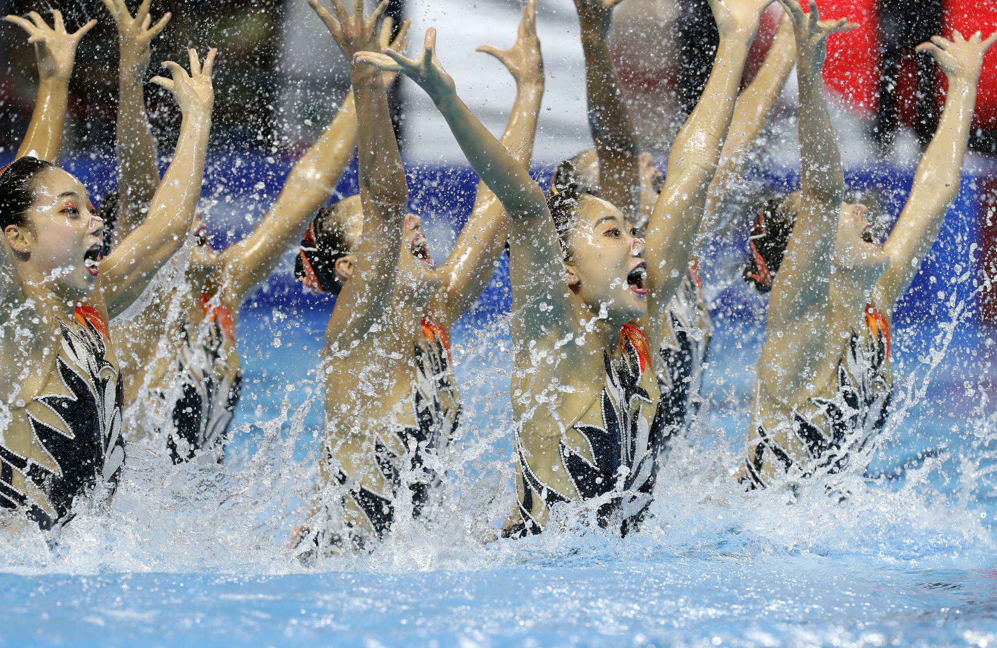 일본 팀 선수들이 물에서 솟구치며 연기를 펼치고 있다. [AP=연합뉴스]