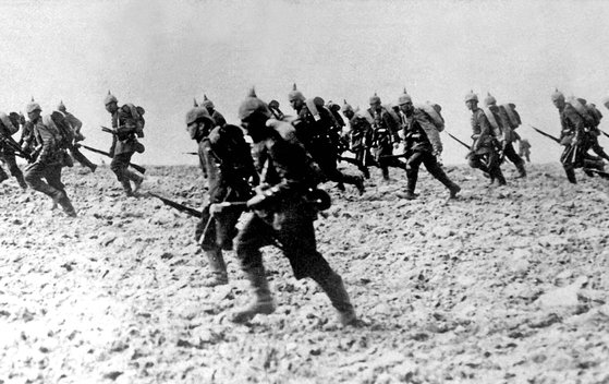 제1차 세계대전 때인 1914년 착검한 뒤 돌격하고 있는 독일군. [사진 위키피디아]