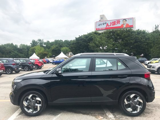 대담한 사이드라인과 상어 지느러미 모형의 C필러 디자인을 채택한 현대차 베뉴. 용인 = 문희철 기자.