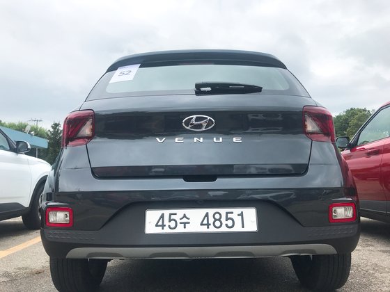 네모난 후방램프에 과감한 주름을 넣어서 역동성을 살린 현대차 베뉴. 용인 = 문희철 기자.