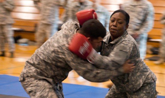 개인 전투술(Combatives) 훈련을 하고 있는 미 육군. 보호장구로 글러브를 꼈다. [사진 미 육군]