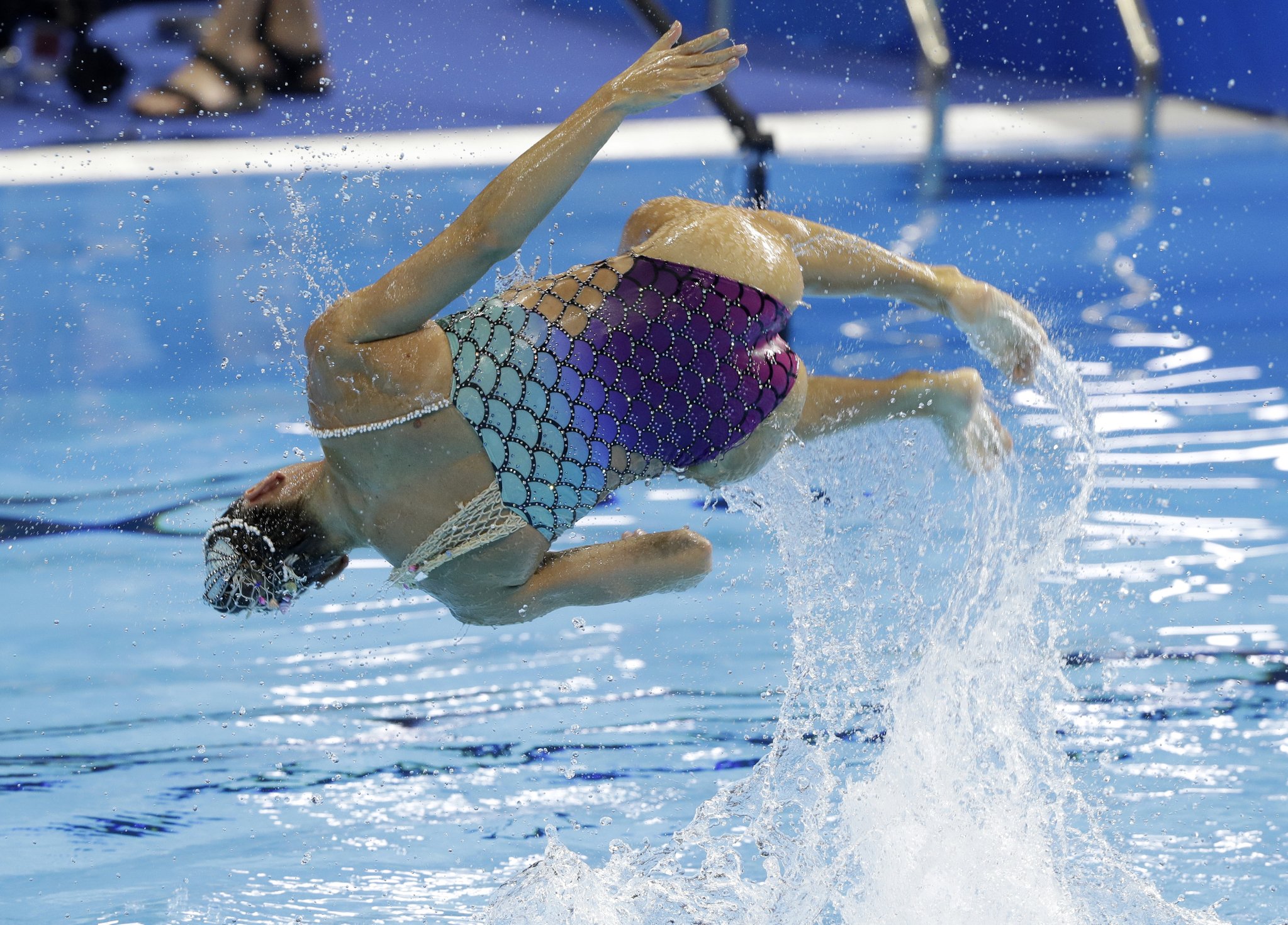 이탈리아의 마닐라 플라미니가 인어처럼 수면을 박차고 뛰어오르고 있다. [AP=연합뉴스]