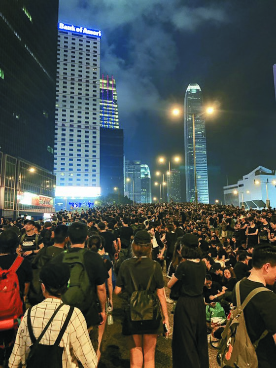 홍콩 청사 앞 글로스터 로드를 검은 옷을 입은 시위대가 점령했다. 경찰을 시위대를 저지하지 않았다. 신경진 특파원