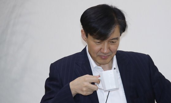 청와대 조국 민정수석이 15일 오후 청와대에서 수석보좌관 회의 전 차를 마시고 있다. [연합뉴스]