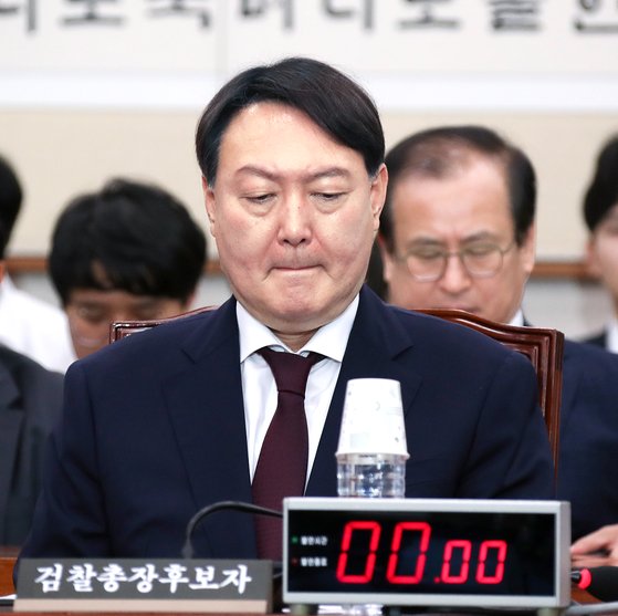 윤석열 신임 검찰총장. 사진은 지난 8일 윤 신임총장이 국회에서 열린 인사청문회에 출석해 회의 시작을 기다리는 모습. 임현동 기자