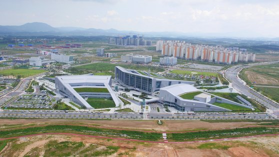 2012년 충남 예산·홍성으로 이전한 충남도청사 전경. [중앙포토]