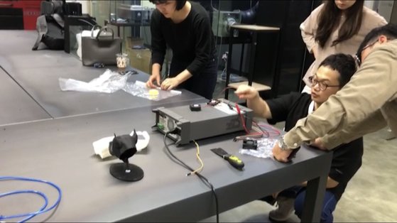 인천대학교 정다원 학생팀이 반려견 맞춤형 미세먼지 마스크를 개발하는 모습 [사진 정다연]