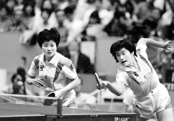 1991년 일본 지바 세계탁구선수권에서 경기 중인 현정화(오른쪽)와 리분희(왼쪽) [중앙포토]