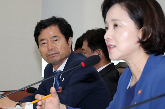 지난달 26일 열린 국회 교육위원회 전체회의에 참석한 김승환 전북교육감(왼쪽)이 유은혜 사회부총리 겸 교육부 장관을 바라보고 있다. 변선구 기자