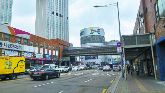 거대한 슬럼으로 변하고 있는 용산전자상가에 서울시는 지난해부터 와이밸리(Y-Valley) 프로젝트를 시작했다. [중앙포토]