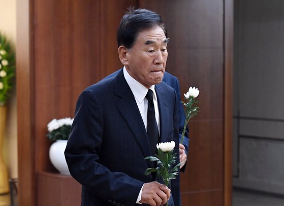 이재오 전 의원이 17일 서울 신촌 세브란스 병원 장례식장에 마련된 고 정두언 전 의원의 빈소를 찾아 조문하고 있다. [뉴시스]