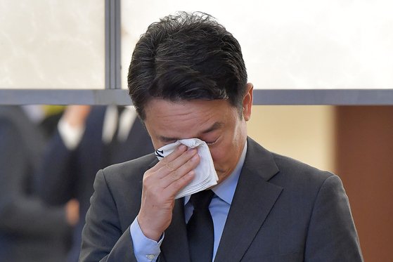 조문 중 눈물을 흘리는 남경필 전 경기지사. [뉴스1]