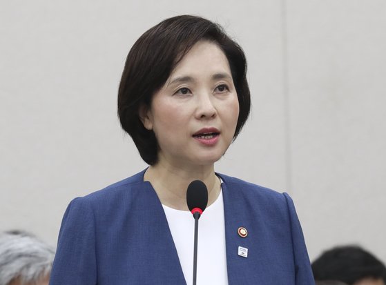 유은혜 사회부총리 겸 교육부 장관이 지난 11일 국회에서 열린 교육위원회 전체회의에서 인사말을 하고 있다. [중앙포토]
