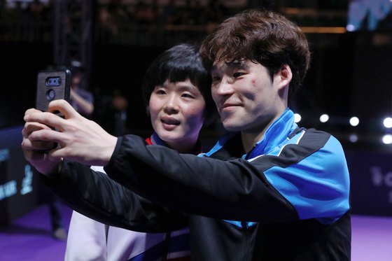 21일 대전 중구 충무체육관에서 열린 '2018 코리아오픈 국제탁구대회' 혼합복식 결승에 출전한 남북단일팀 한국 장우진·북한 차효심이 중국대표팀과의 경기에서 세트스코어 3대1로 승리를 거둔 뒤 기념촬영을 하고 있다. [뉴스1]