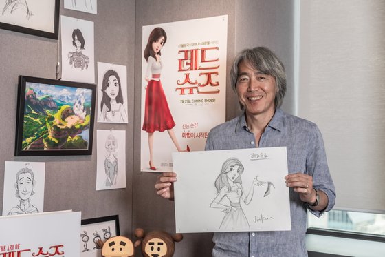 김상진 감독이 레드슈즈의 스케치를 보여줬다. 왼쪽 아래쪽 곰인형은 이번 애니 속 캐릭터를 토대로 만든 것이다. [사진 NEW]