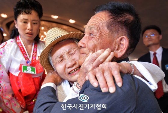 지난해 8월 20일 금강산호텔에서 열린 제21차 남북 이산가족 단체상봉 행사에서 남측 이금섬(92) 할머니가 피난길에서 헤어질 당시 4살이었던 북측 아들 리상철(71)씨 만나 부둥켜안고 있는 모습. 한국사진기자협회 제55회 한국보도사진상 제너럴 뉴스(General news) 부문 최우수상에 노컷뉴스 박종민 기자의 사진이 선정됐다. [뉴스1]