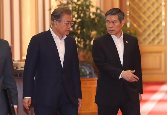 문재인대통령과 정경두 국방부 장관이 19일 낮 청와대에서 열린 '예비역 군 주요인사 초청 오찬 간담회'에 참석하기위해 청와대본관으로 들어오고 있다. 청와대사진기자단