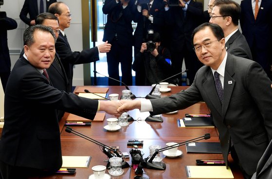 남북고위급회담 남측 수석대표 조명균 통일부 장관과 북측 수석대표 리선권 조국평화통일위원회 위원장이 15일 판문점 남측 평화의집에서 남북고위급회담 전 악수하고 있다.[뉴스1]