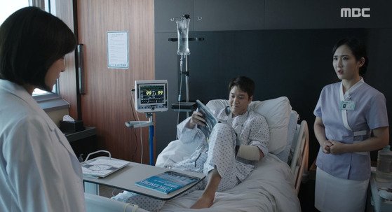 2017년 방송됐던 드라마 '병원선'에서도 간호사의 복장 등이 논란이 돼 제작진이 공식 사과했다. [사진 MBC 드라마 병원선 캡처]