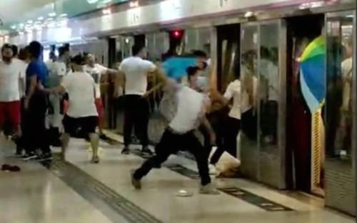 21일 밤 홍콩 위안랑 역에서 흰옷을 입은 무리가 시민들을 무차별 폭행하는 사건이 발생했다. [사진 트위터 영상 캡처]