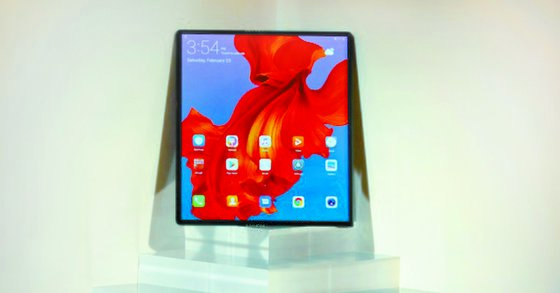 24일(현지시간) MWC 19 행사에서 공개된 화웨이의 첫 폴더블폰 '메이트. [로이터=연합뉴스]