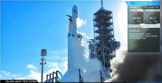 민간우주업체 스페이스X사의 ‘팰컨 헤비’ 로켓이 발사 대기 중이다. [사진 스페이스X]