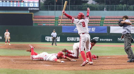 극적인 끝내기 승리를 거둔 청주고. 우상조 기자