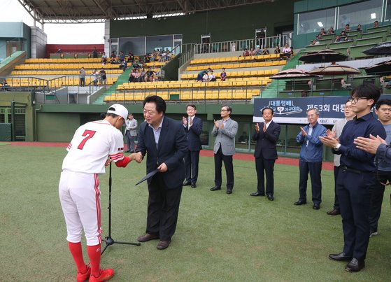 제53회 대통령배 고교야구 전국대회가 개막한 21일 충북 청주종합운동장 야구장에서 개막식이 열리고 있다. 이날 청주고 주장선수와 한범덕 청주시장이 선서를 하고 있다. 우상조 기자
