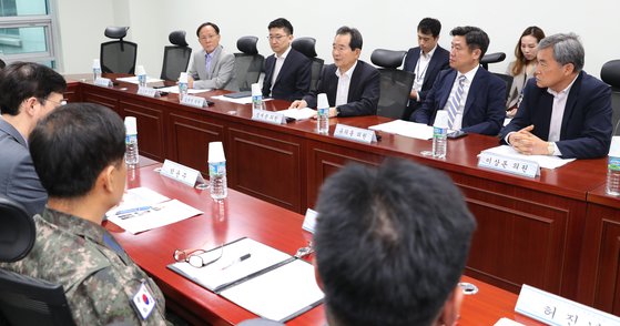 18일 서울 여의도 국회 의원회관에서 열린 제26차 한미일 의원회의 대표단 회의 에서 정세균 의원이 회의를 주재하고 있다. 오는 26일 워싱턴 DC에서 한미일 3개국 국회의원들이 모여 일본의 경제보복으로 겪화하는 한일 갈등 해결방안을 모색할 계획이다.[뉴스1]