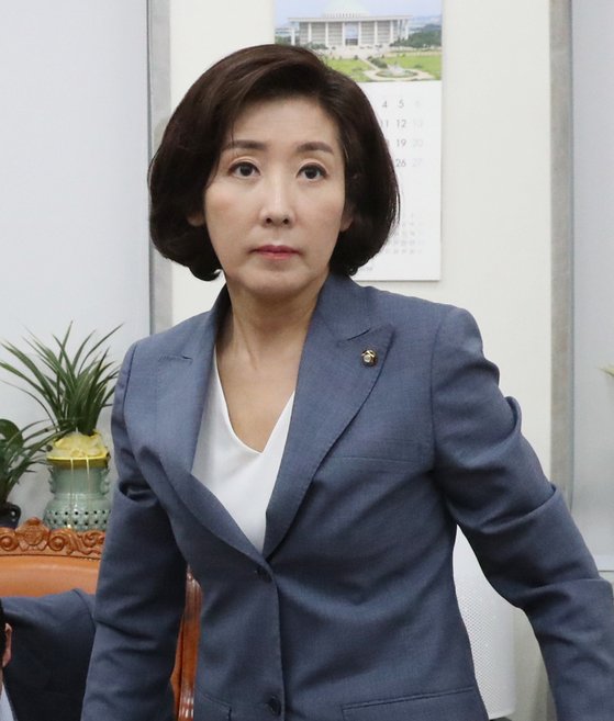 자유한국당 나경원 원내대표가 24일 오전 국회에서 열린 원내대표-중진의원 연석회의에 들어서고 있다. [연합뉴스]