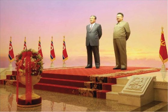 김정은 북한 국무위원장이 노동당 창건 기념일(10월 10일)을 맞아 당 조직지도부·선전선동부 간부들과 함께 김일성·김정일 시신이 안치된 금수산태양궁전을 참배했다고 노동당 기관지 노동신문이 작년 10월 11일 보도했다.