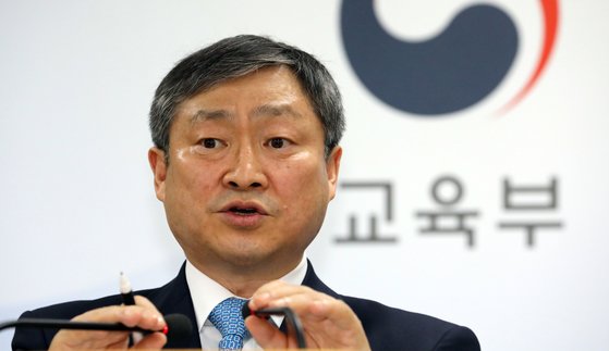 박백범 교육부 차관이 26일 정부세종청사 교육부 브리핑실에서 전북 상산고, 군산중앙고, 경기 안산동산고의 자사고 지정취소 동의 신청에 대한 검토결과를 발표하고 있다. [뉴스1]