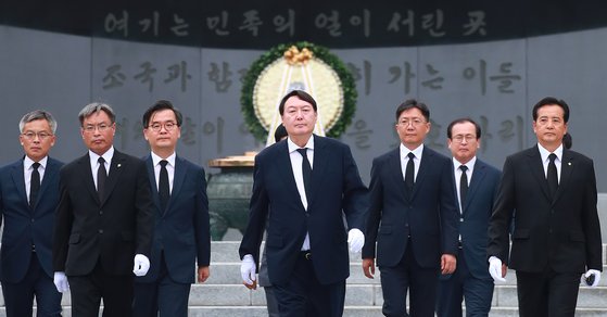 윤석열 신임 검찰총장이 25일 오후 서울 동작구 국립서울현충원을 찾아 현충탑 앞에서 참배를 마친 뒤 이동하고 있다. [연합뉴스]
