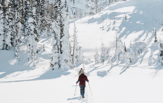 밴프에서는 스노슈잉도 꼭 해봐야 한다. 깊은 눈이나 미끄러운 얼음에서도 하이킹을 즐길 수 있다. [사진 캐나다관광청]