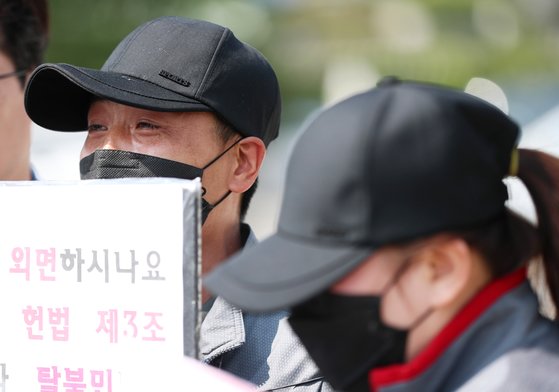 중국 랴오닝성 안산에서 체포된 탈북민 7명 중 9살 최모양의 부모가 지난 5월 1일 오후 서울 종로구 청와대 분수대 앞에서 긴급 기자회견을 열고 문재인 대통령이 탈북민의 강제북송 중지를 위해 나설 것을 촉구하고 있다. [뉴스1]