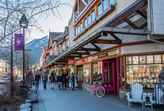 해발 1400m에 자리한 밴프 타운. 밴프 애비뉴를 따라 기념품점과 옷가게, 바와 클럽이 줄지어 있다. [사진 캐나다관광청]