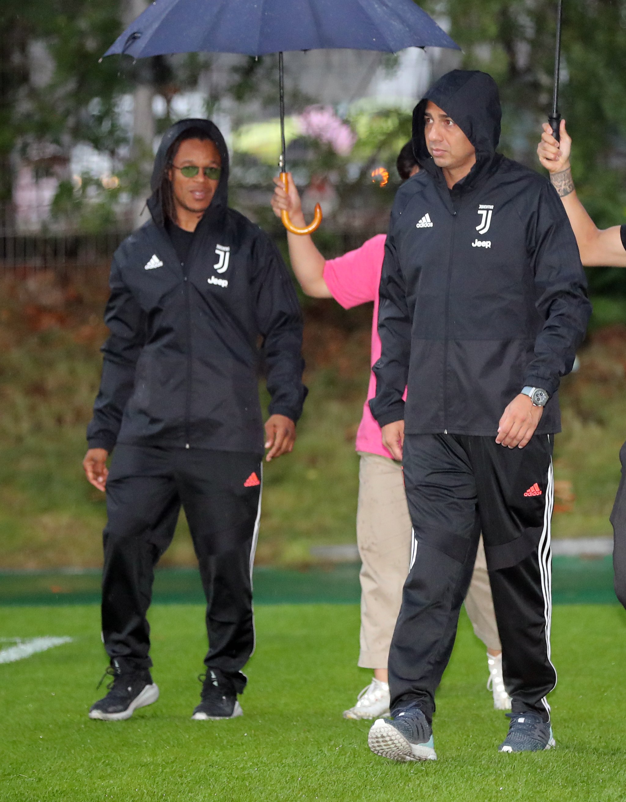 25일 서울월드컵경기장 보조경기장에서 열린 유벤투스 FC 레전드 축구 클리닉에 코치로 나선 다비드 트레제게와 에드가 다비즈가 경기장으로 들어서고 있다. [연합뉴스]