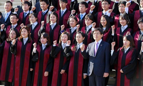 2014년 2월 5일 신임 검사 43명과 임관식을 하던 황교안 당시 법무부장관의 모습. [중앙포토]