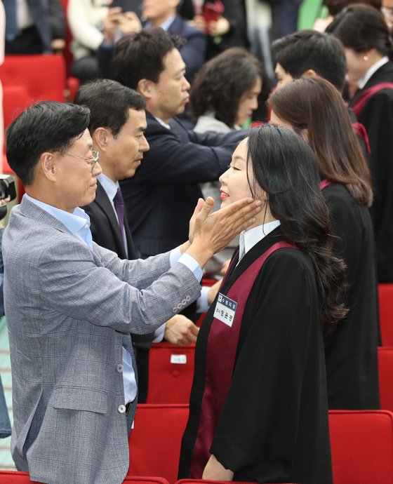 지난 5월 8일 정부과천청사에서 열린 신임 검사 임관식에서 가족들이 로스쿨 출신 신임 검사들에게 법복을 입혀주고 있다. [연합뉴스]