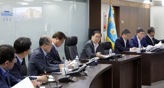 정의용 국가안보실장이 2일 오전 청와대 국가위기관리센터에서 북한 발사체 관련 대응 회의를 주재하고 있다. 왼쪽 세 번째부터 김유근 국가안보실 1차장, 서훈 국정원장, 정 실장, 정경두 국방부 장관, 김현종 국가안보실 2차장. [연합뉴스]