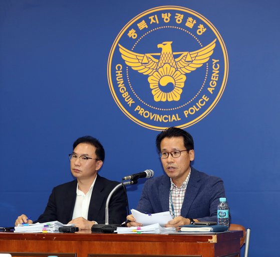 24일 오전 충북지방경찰청에서 열린 언론 브리핑에서 변재철 강력계장(오른쪽)이 '고유정 의붓아들 의문사' 사건 수사 상황을 설명하고 있다. [연합뉴스]