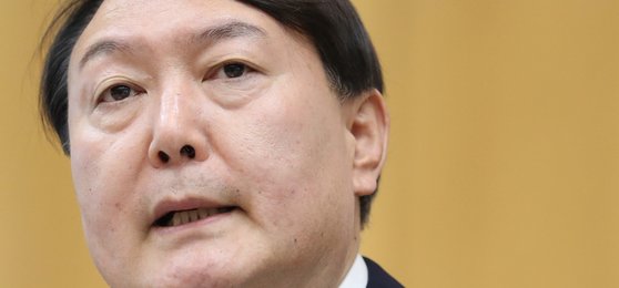 윤석열 신임 검찰총장이 25일 서울 서초구 대검찰청에서 열린 취임식에서 취임사를 하고 있다. 윤 총장은 전임자인 문무일 전 검찰총장과 달리 경찰청을 찾지 않았다. [연합뉴스]