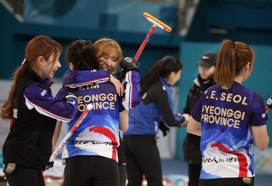지난달 11일 오후 강릉컬링센터에서 열린 2019 한국컬링선수권대회 여자부 결승전에서 금메달이 확정되는 순간 경기도청 컬링팀이 서로 기쁨을 나누고 있다.[연합뉴스]