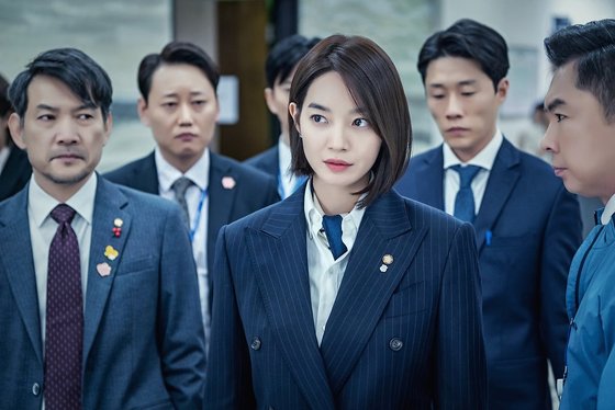 JTBC '보좌관'의 신민아. 다른 남성 의원들과 함께 국정감사 현장에 들어가고 있다. 남색 재킷 안에 흰 셔츠를 입고 목엔 스카프를 둘러 여성스러움을 가미했다. [사진 JTBC 보좌관]